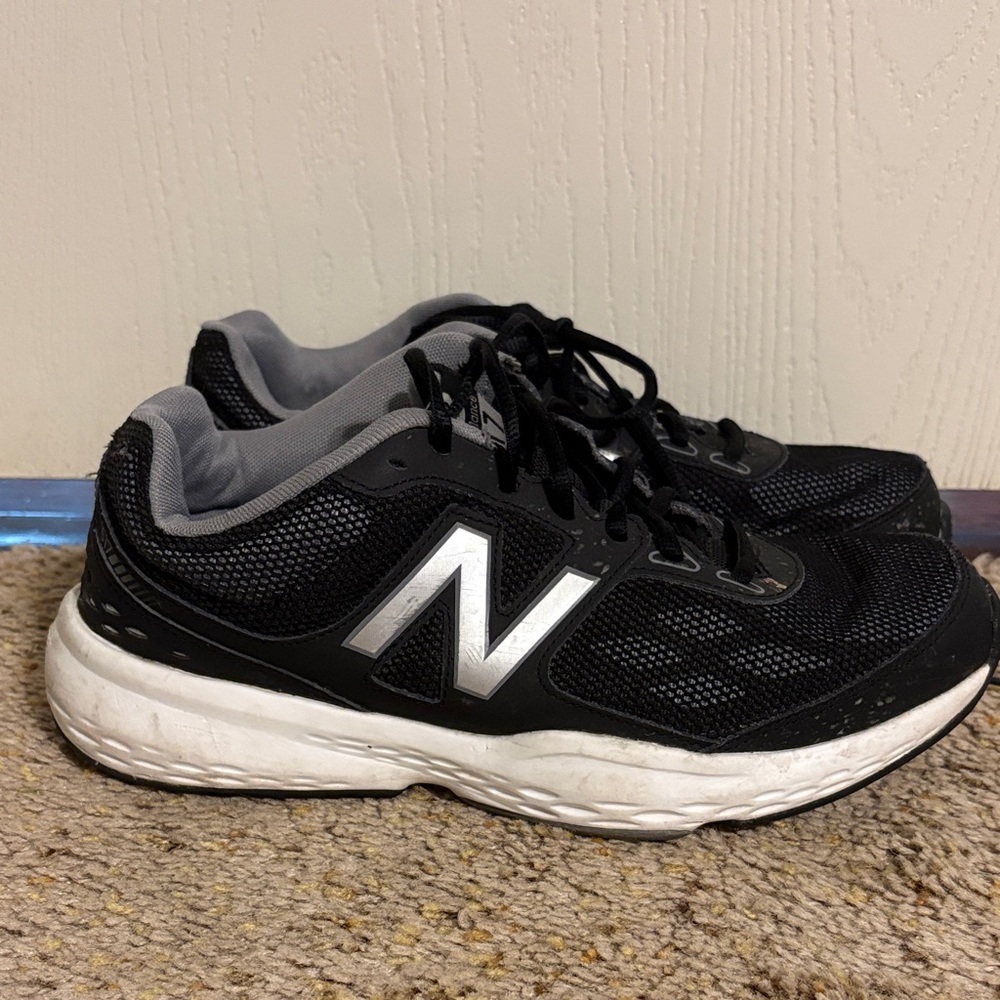 Men New Balance Black and Silver Running Shoes